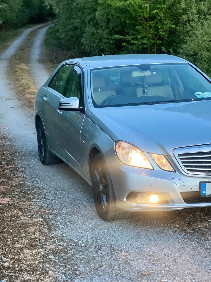 Mercedes-Benz E-Class 2011 - Image 3