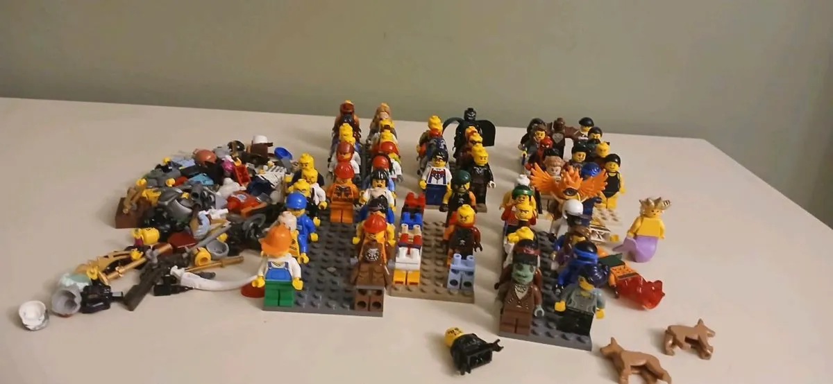 Lego minifigures and accessories - Image 1