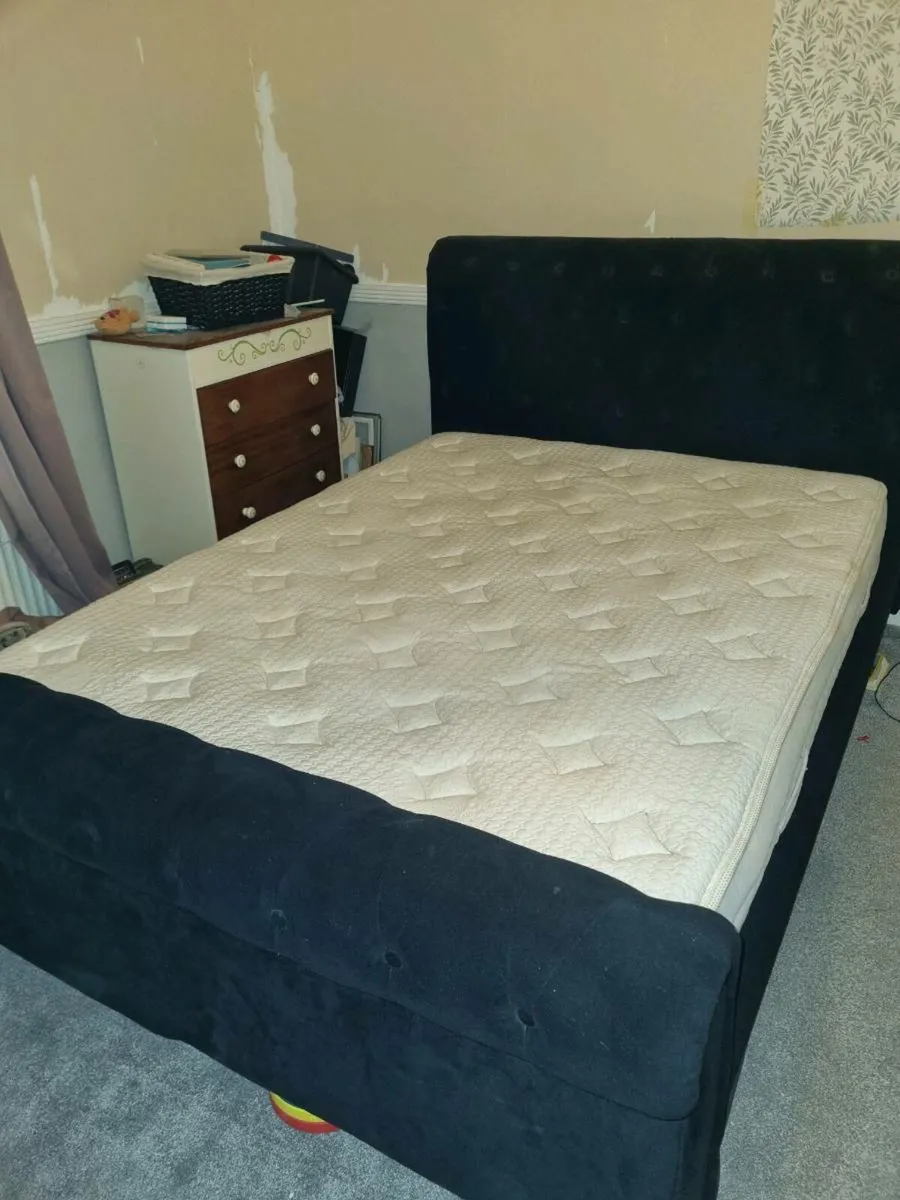 King size bed - Image 1