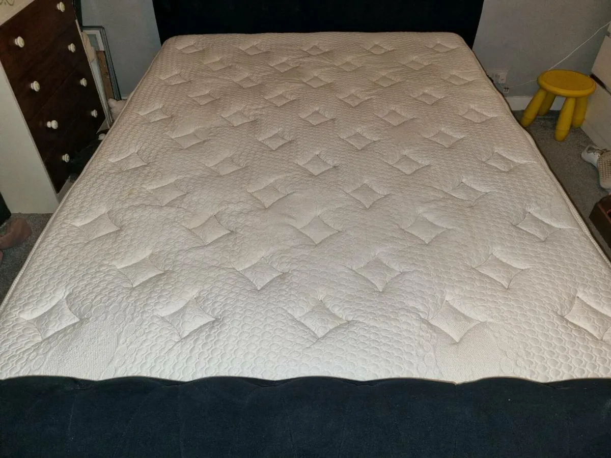 King size bed - Image 2