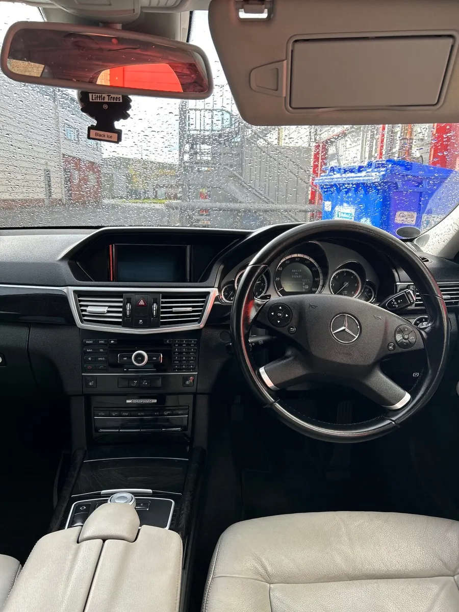 Mercedes-Benz E-Class 2010 - Image 2