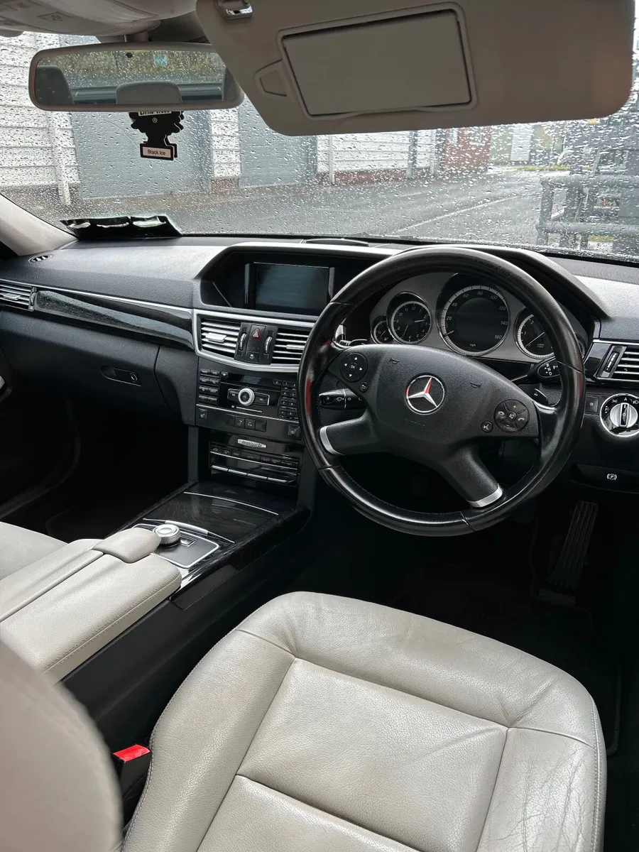 Mercedes-Benz E-Class 2010 - Image 3