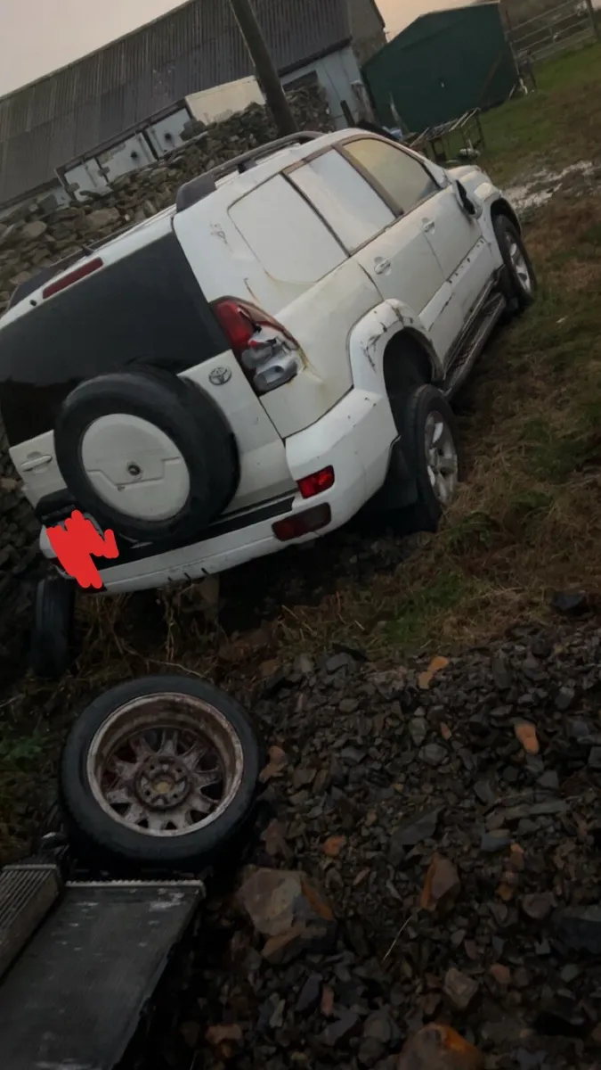 Landcruiser  damaged - Image 2