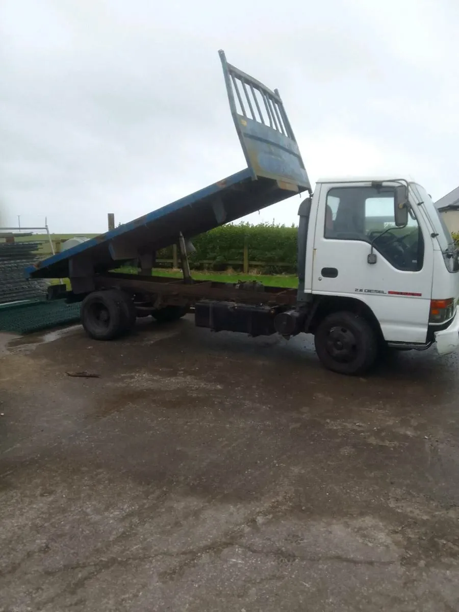 Isuzu tipper - Image 3