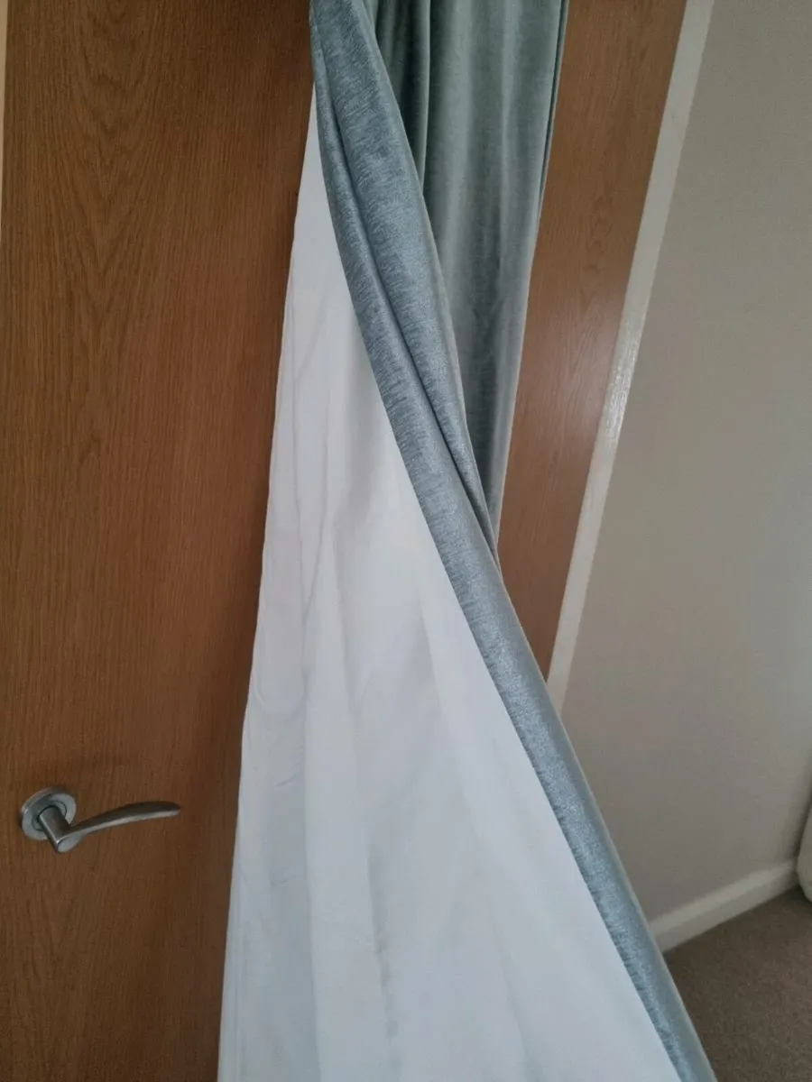 2 sets of eyelet curtains- blue/silver - Image 4