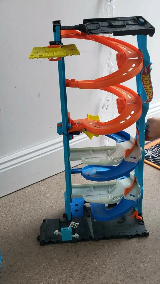 Hotwheels Transforming Race Tower - Image 1