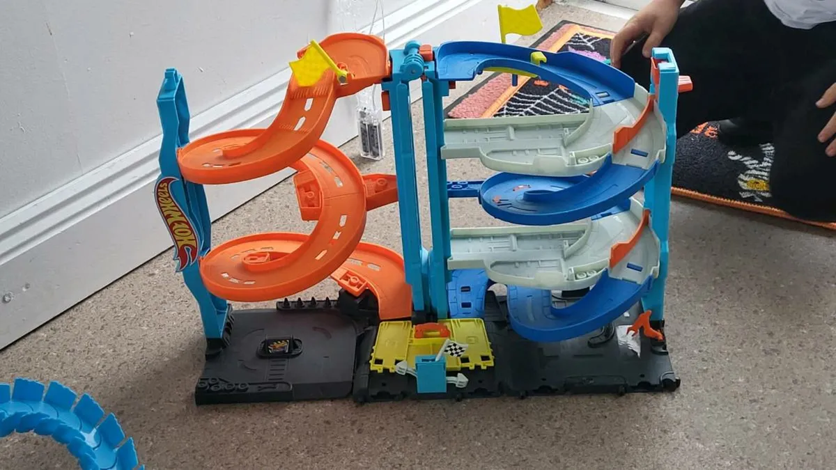 Hotwheels Transforming Race Tower - Image 3