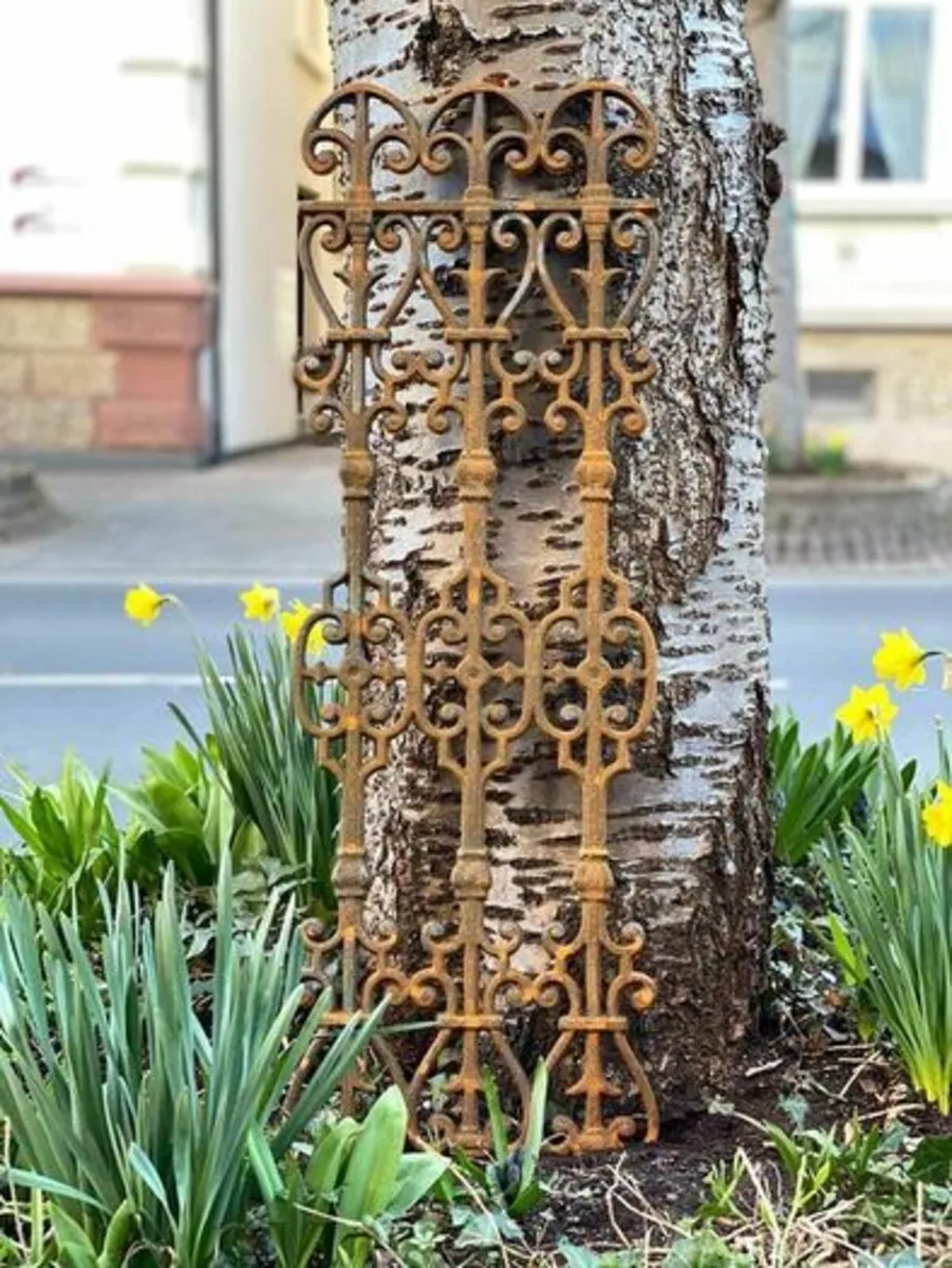 Set of 2 Decorative Cast Iron Garden Trellises - Image 3