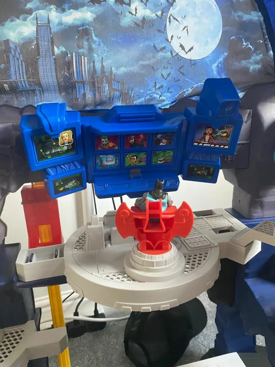 Fisher-Price Imaginext DC  Super Surround Batcave - Image 1