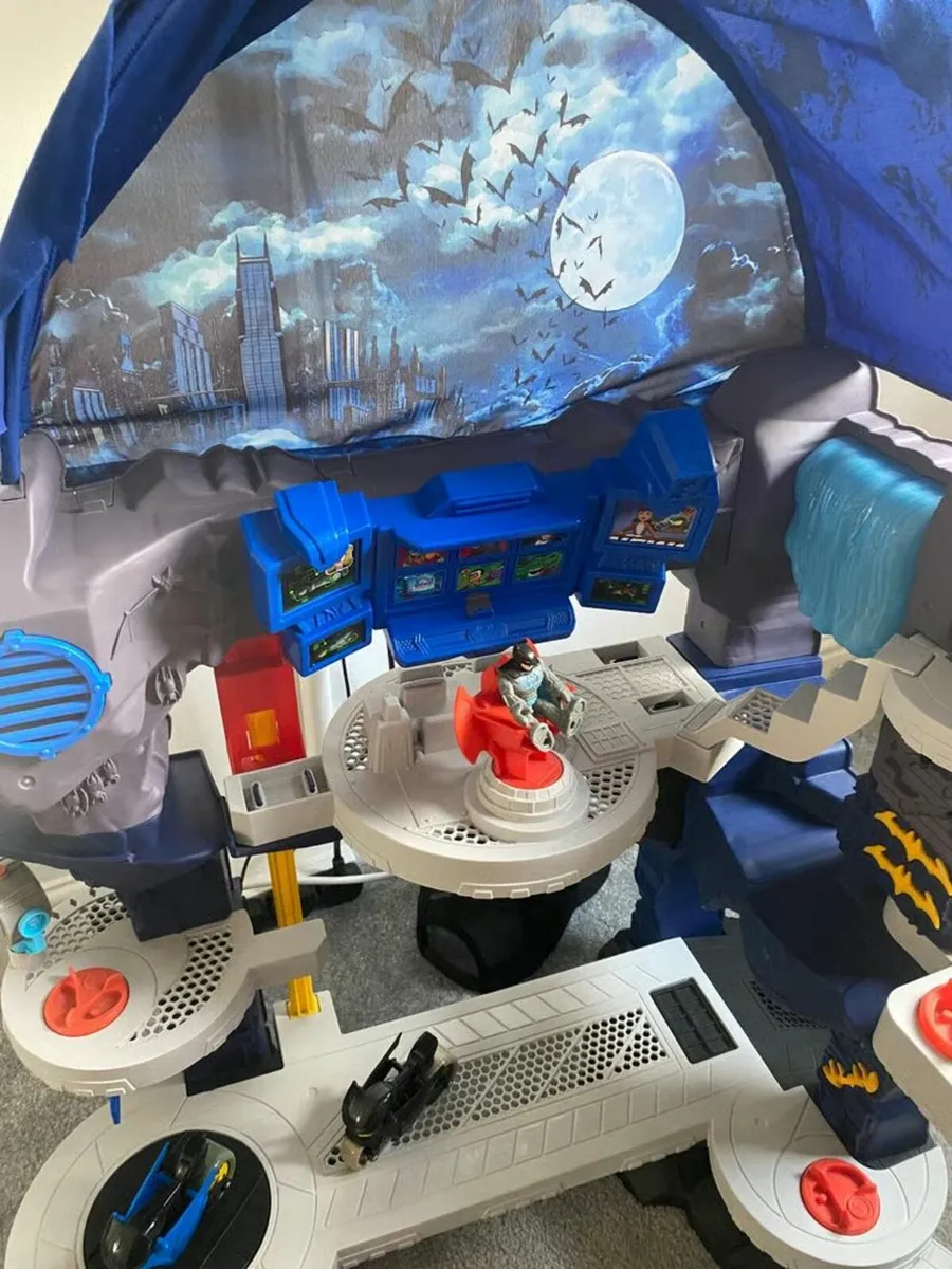 Fisher-Price Imaginext DC  Super Surround Batcave - Image 2
