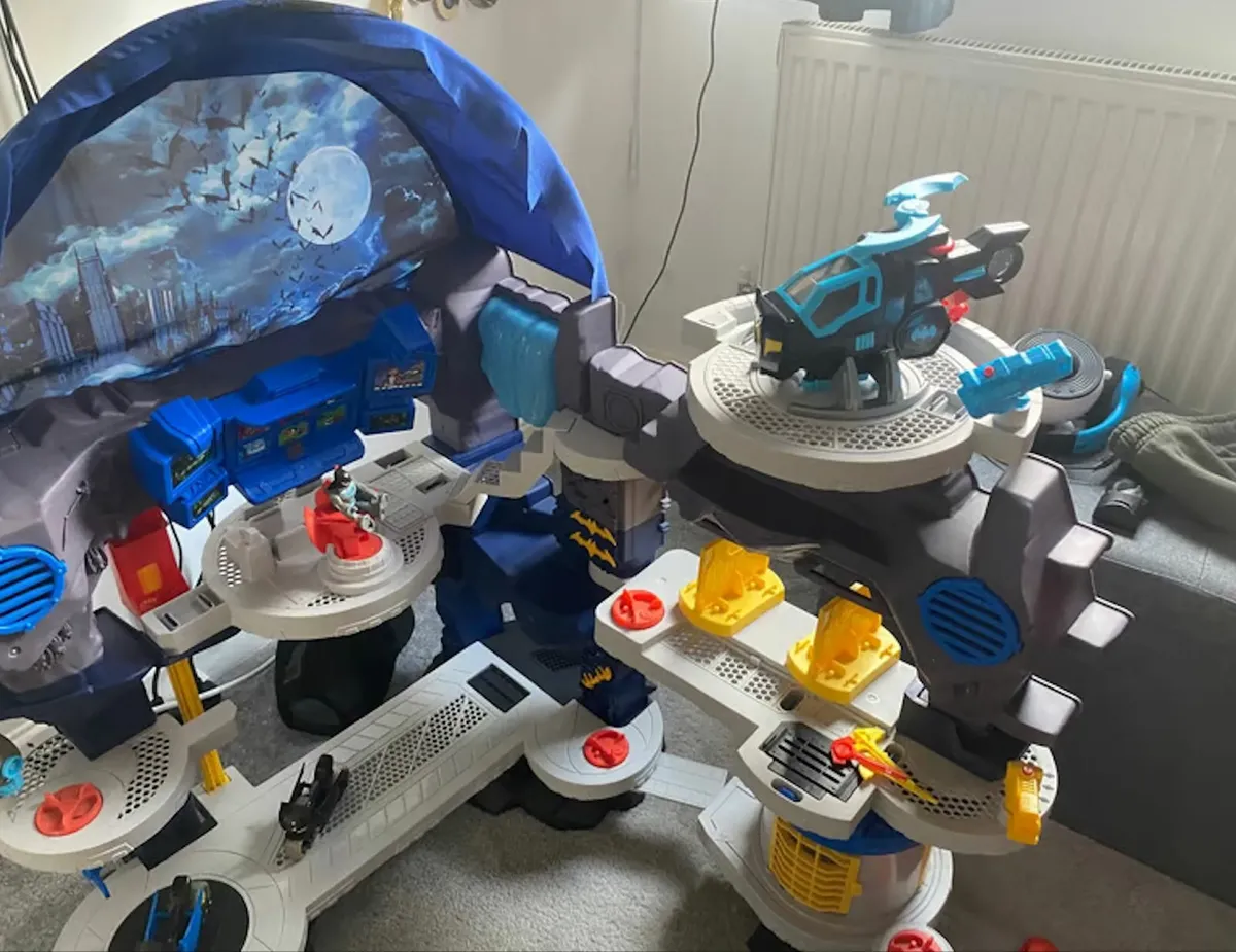 Fisher-Price Imaginext DC  Super Surround Batcave - Image 3