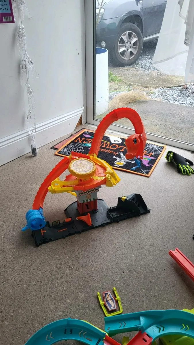 Hotwheels City Pizza & Cobra snake