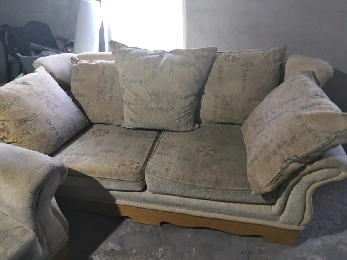 3 seater sofa & 2 arm chairs - Image 1