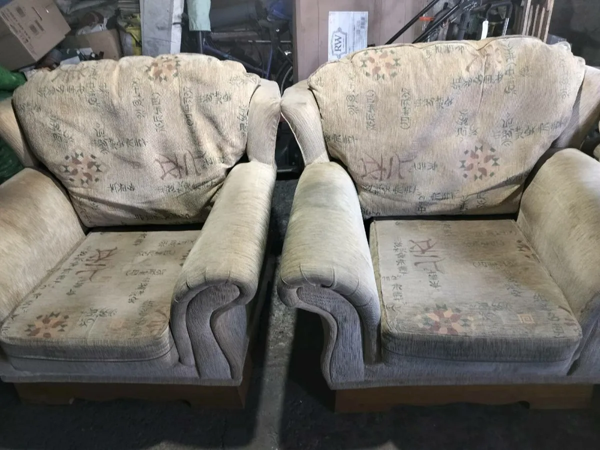 3 seater sofa & 2 arm chairs - Image 2
