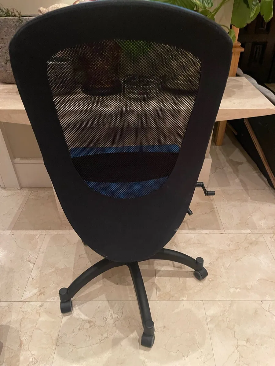 Beautiful Solid Office Or Study Swivel Chair - Image 2