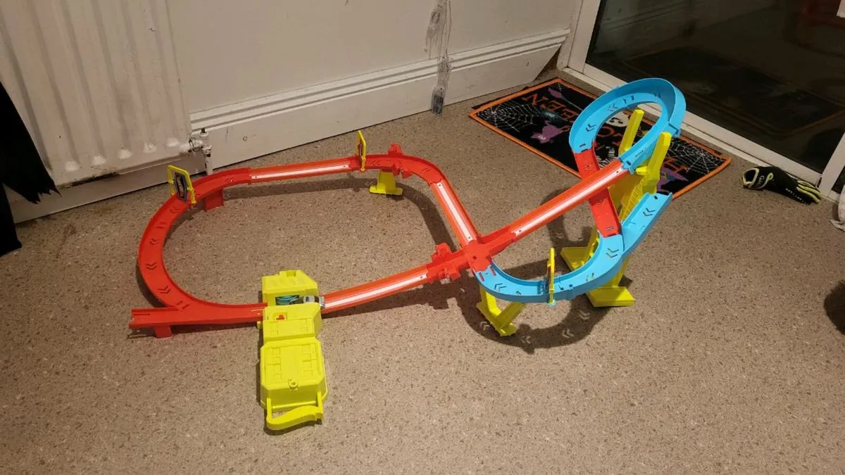Hot Wheels Neon Speeders Buildable Track: High-Spe