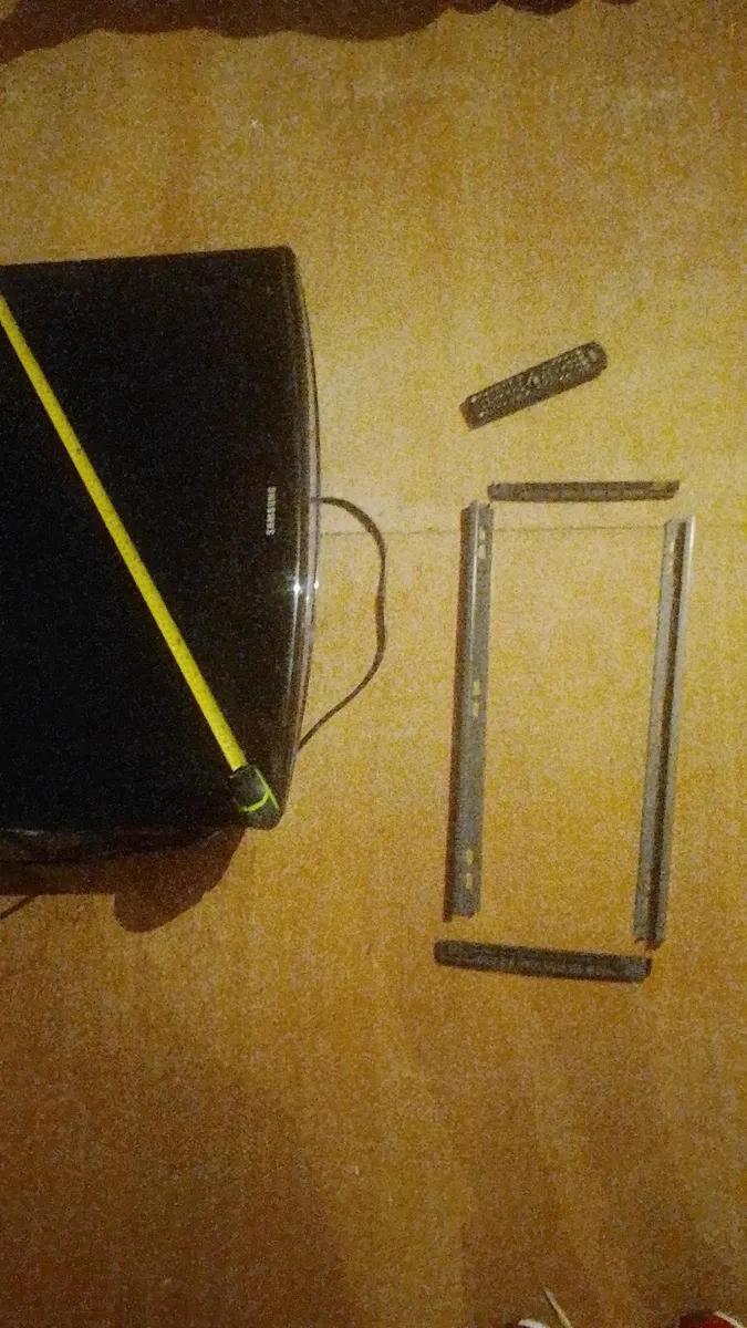 Tv with wall bracket - Image 3