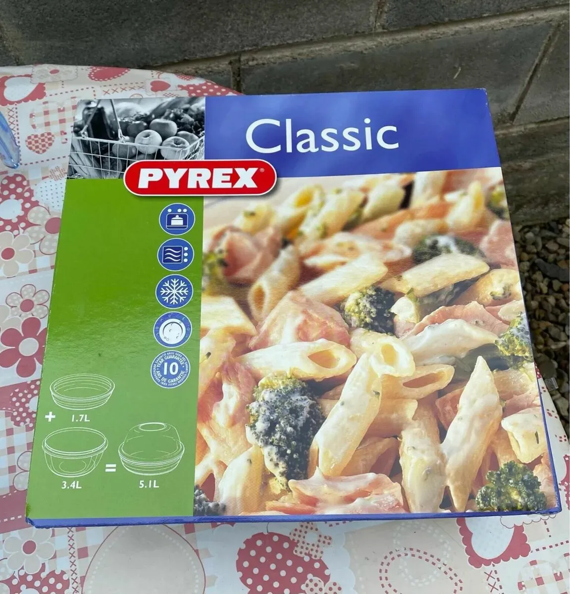BRAND NEW and SEALED Pyrex Classic Set - Image 1