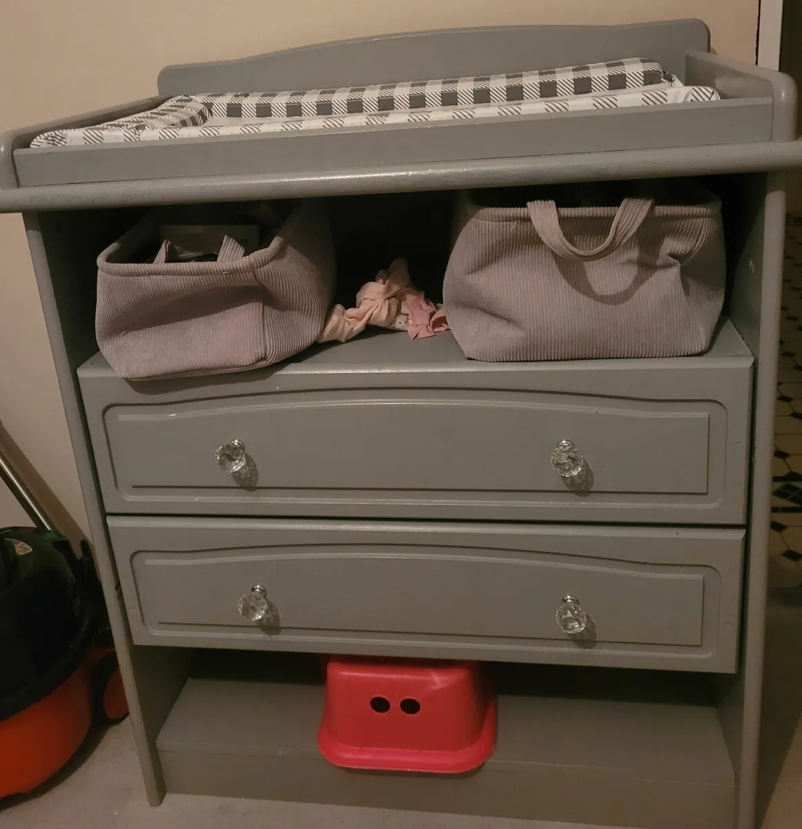 Baby changing unit with drawers