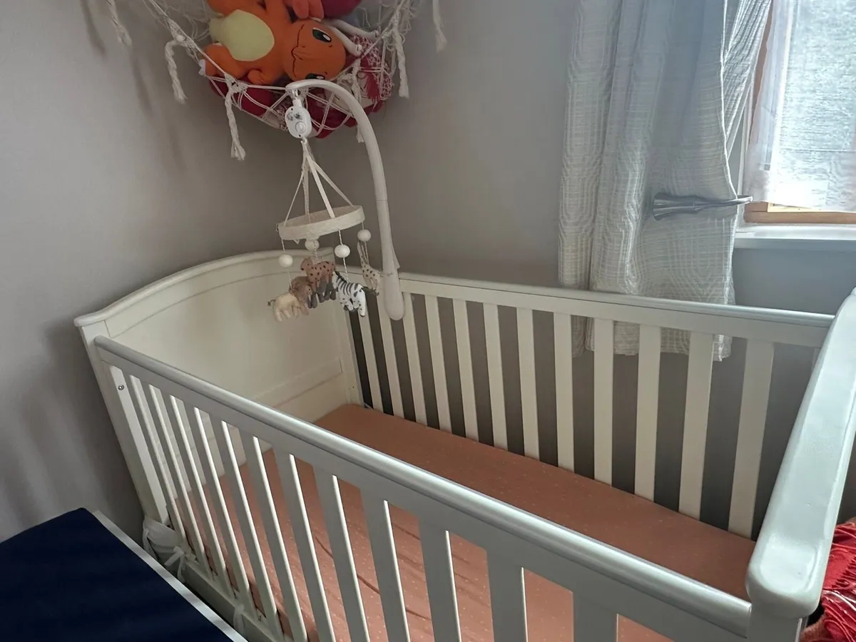 Mama and Papas Cot with mattress - Image 3