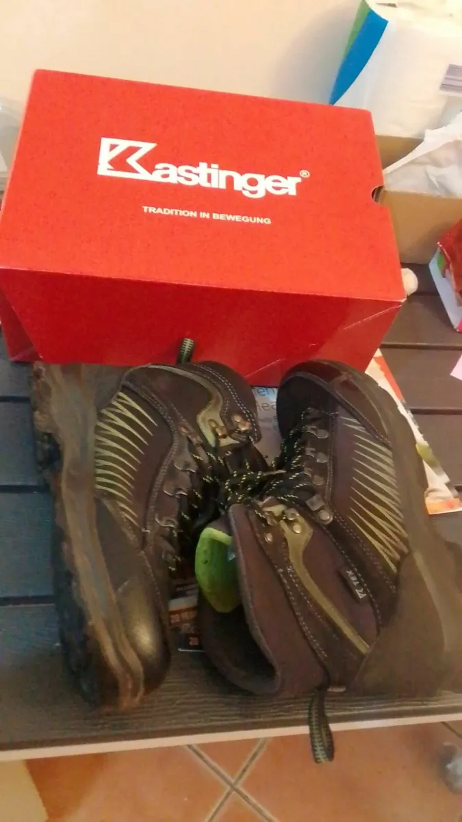 Hiking shoes - Image 2