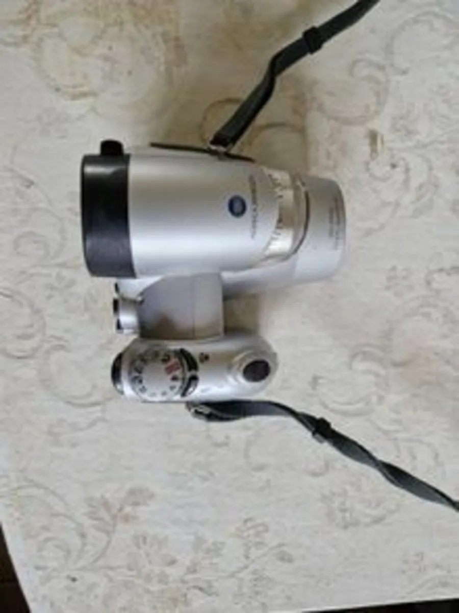 Konica Minolta Dimage Z10 Digital Camera 3.2MP - Image 2