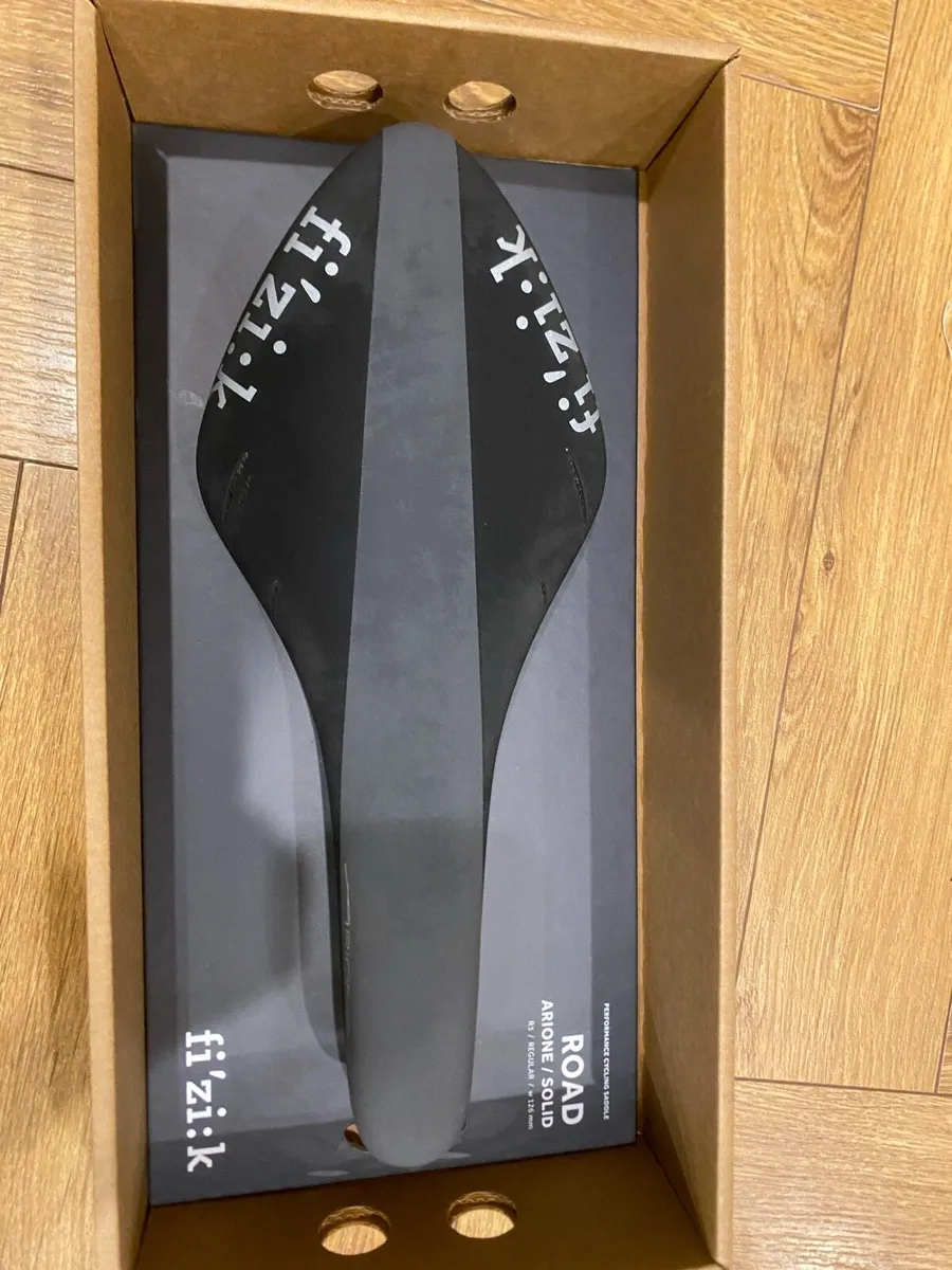 Fizik Arione R3 carbon bike saddle - Image 1