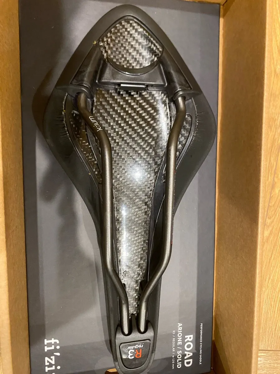 Fizik Arione R3 carbon bike saddle - Image 2