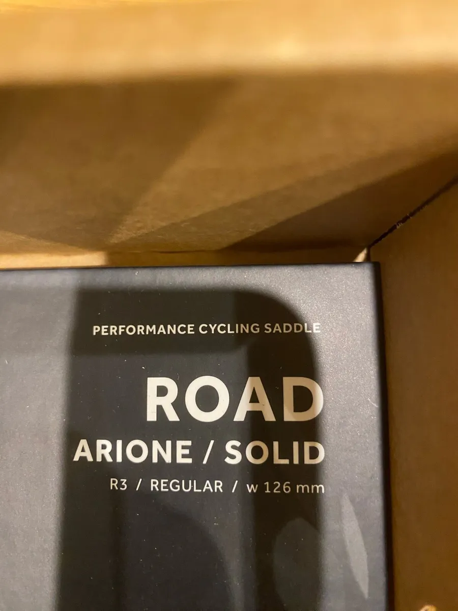 Fizik Arione R3 carbon bike saddle - Image 3