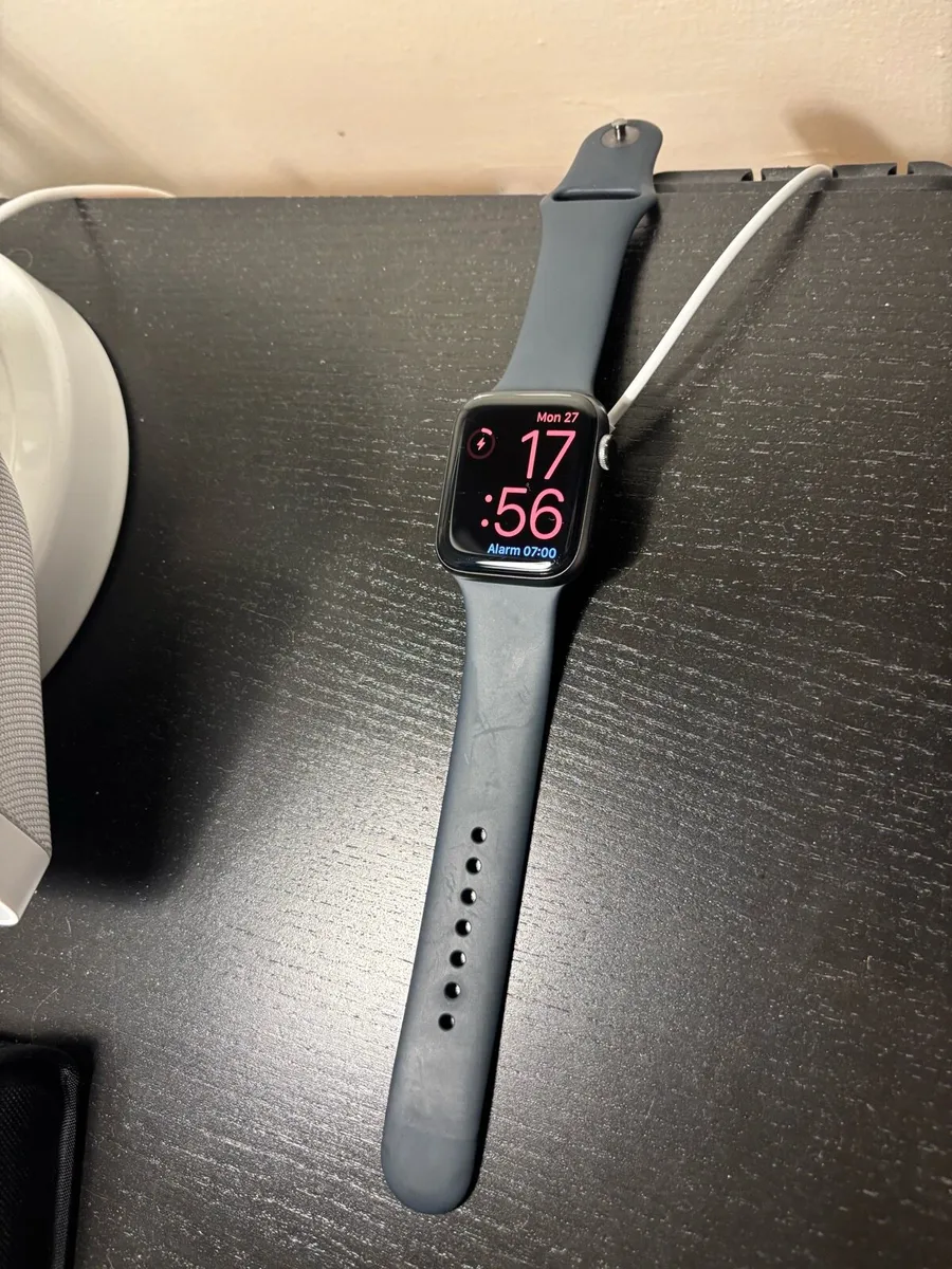 Apple Watch SE 44mm - Image 1