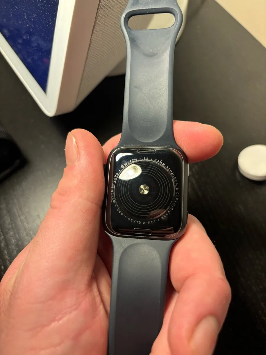 Apple Watch SE 44mm - Image 2