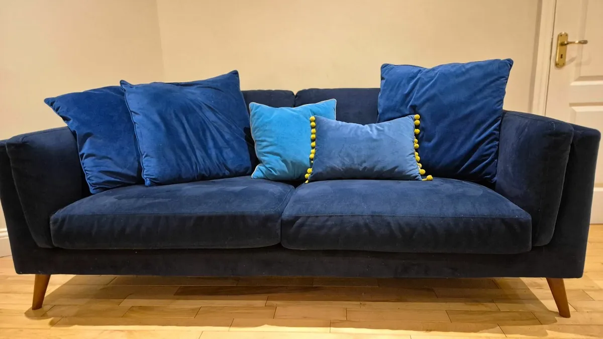 2 seater couch - Image 1