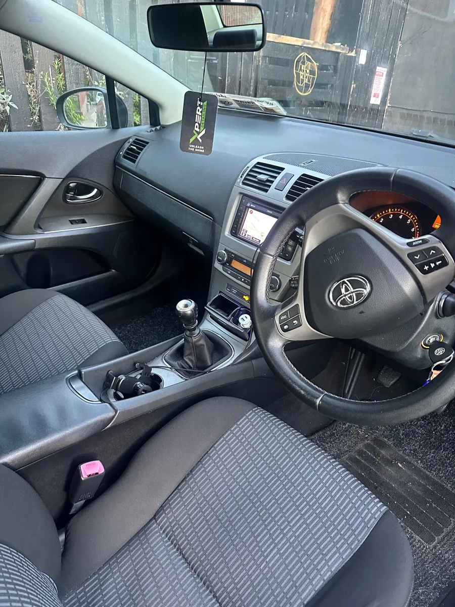 Toyota Avensis 2011 - Image 2