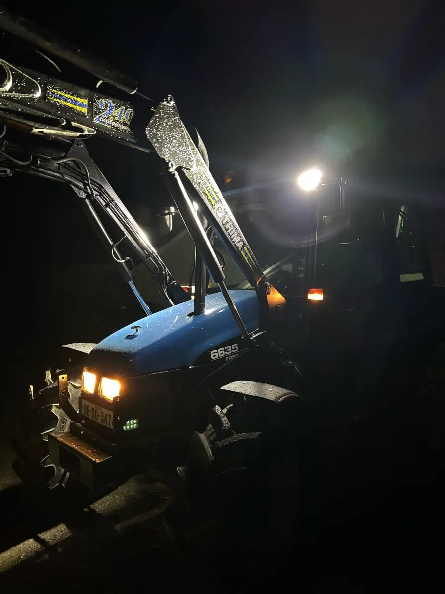 New Holland 6635 with Trima 240 loader - Image 2