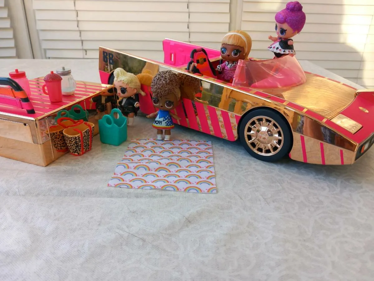 Lols house and car - Image 1