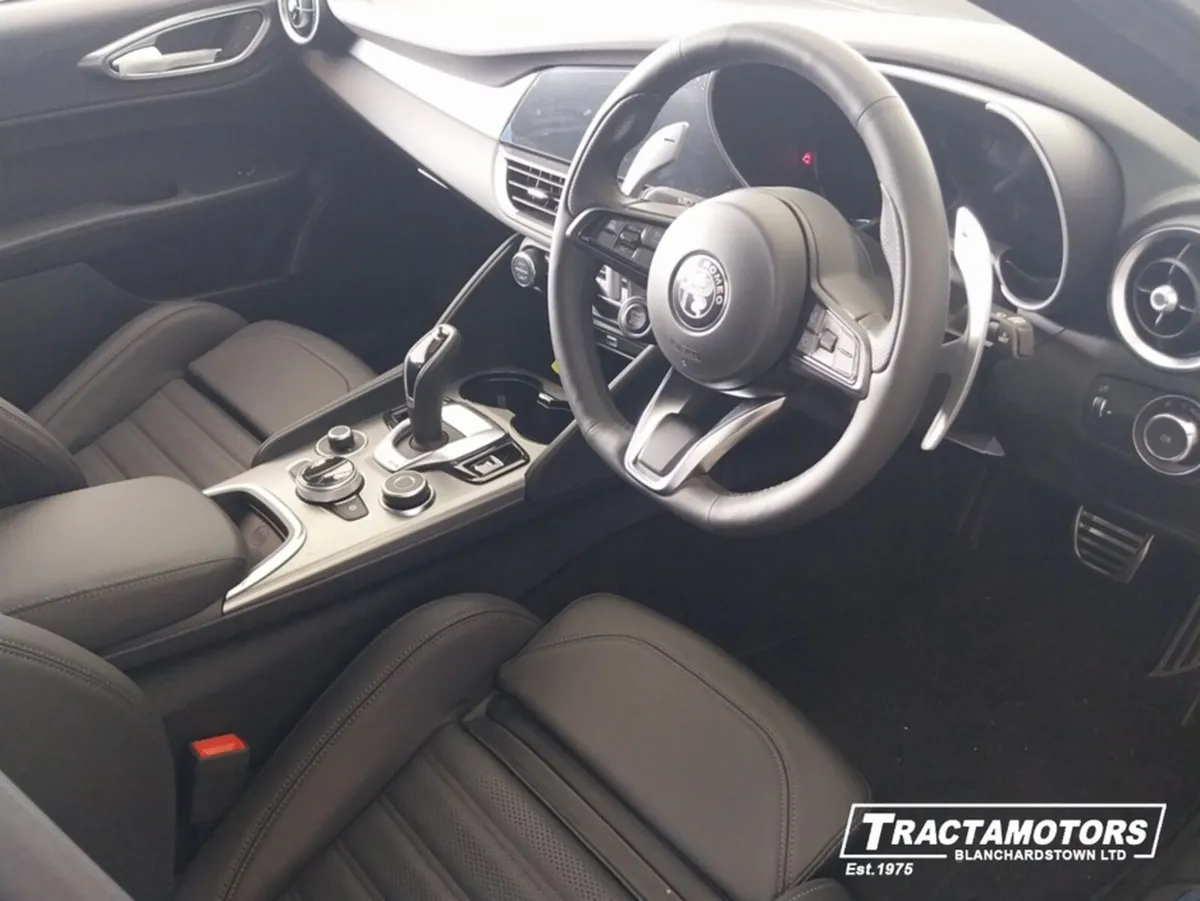 Alfa Romeo Giulia VELOCE 2.0 RWD - Image 4