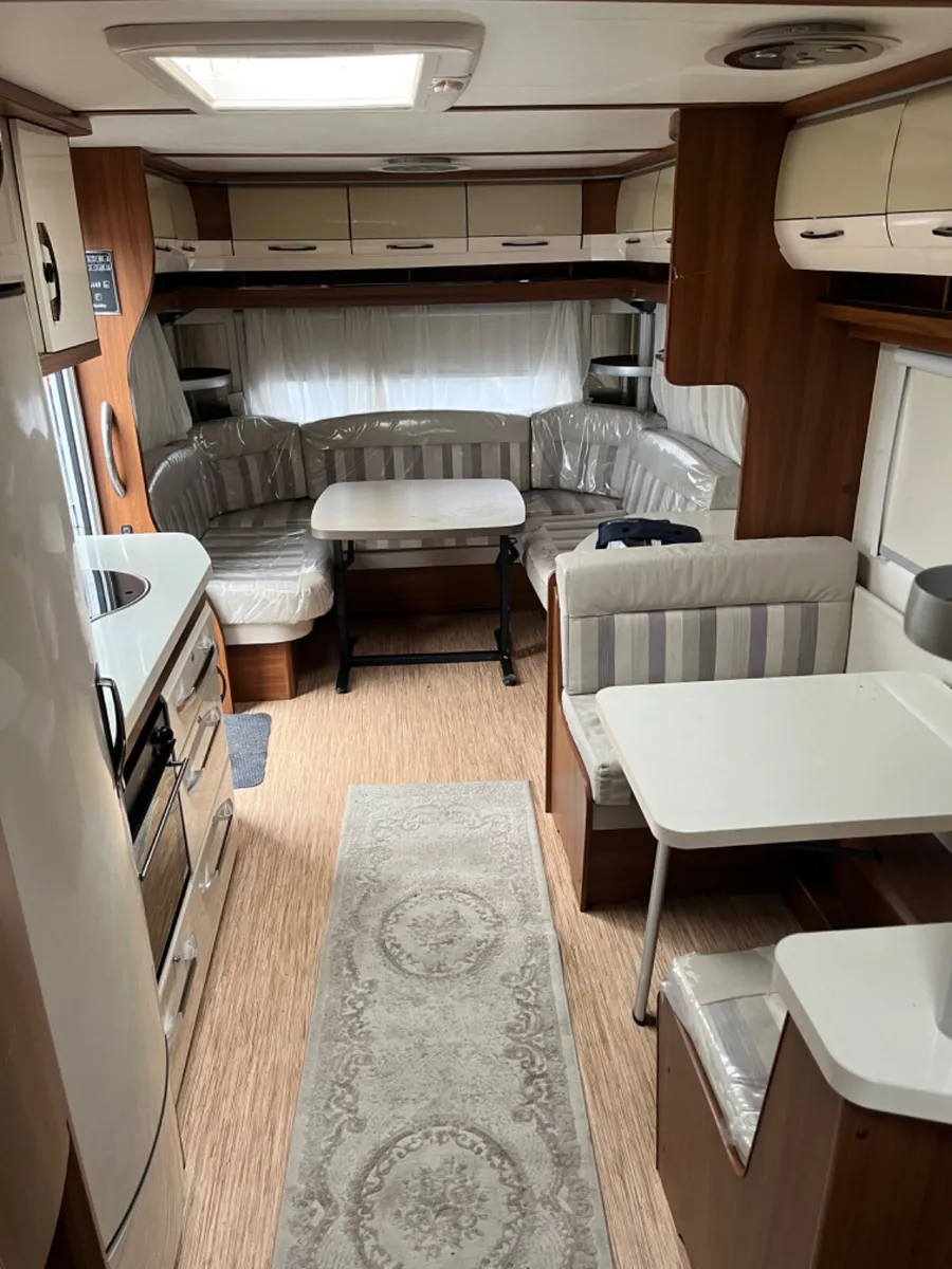 BARGAIN 2015 Hobby 6 Berth Fixed Bed Caravan - Image 4