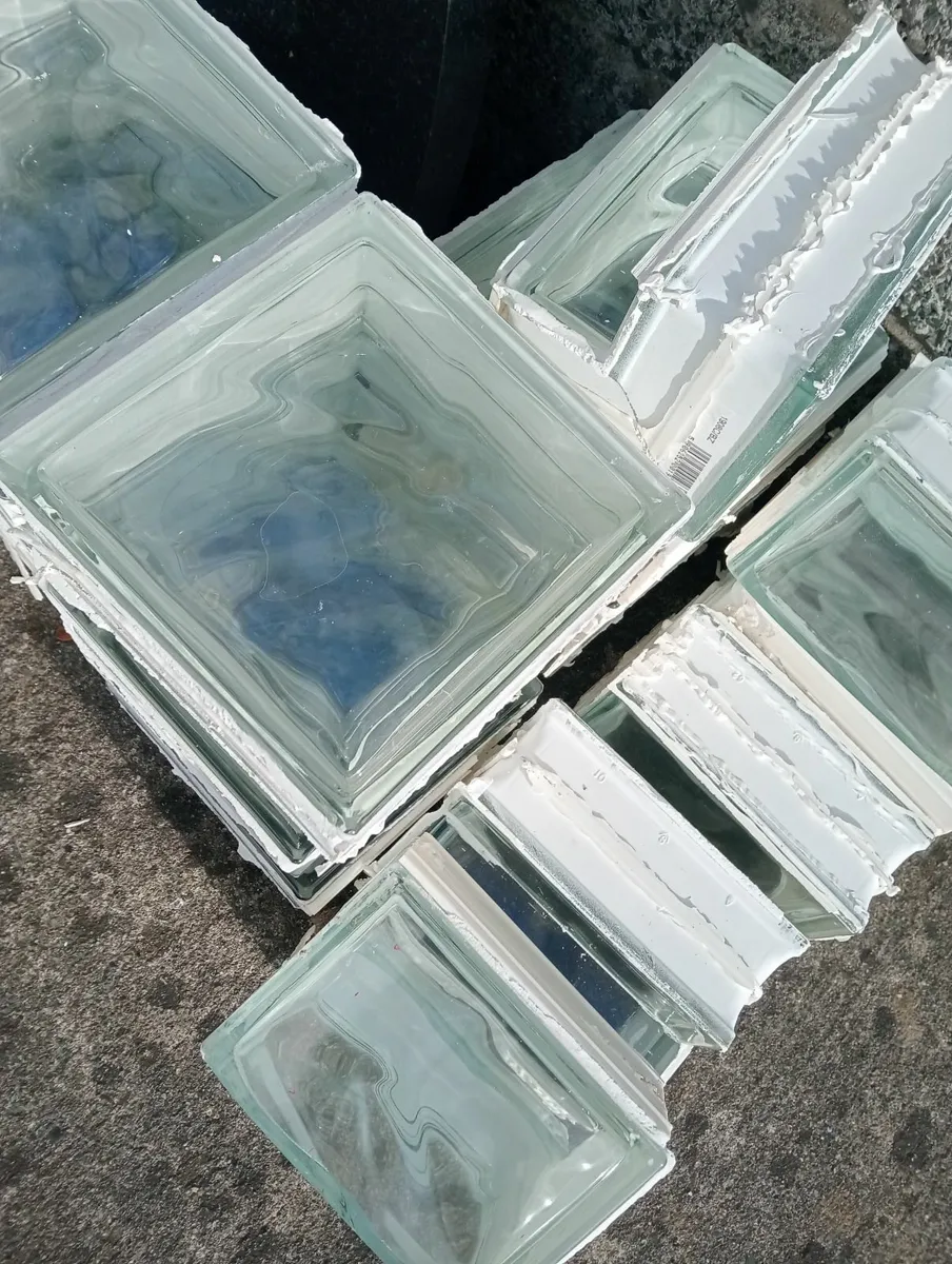 Glass blocks in perfect condition cnor ones two - Image 1