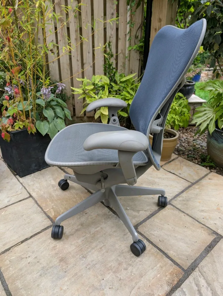 Ergonomic office chair - Image 2