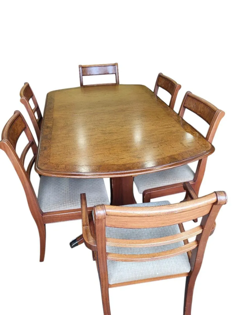 Beautiful walnut Dining table and six chairs - Image 1