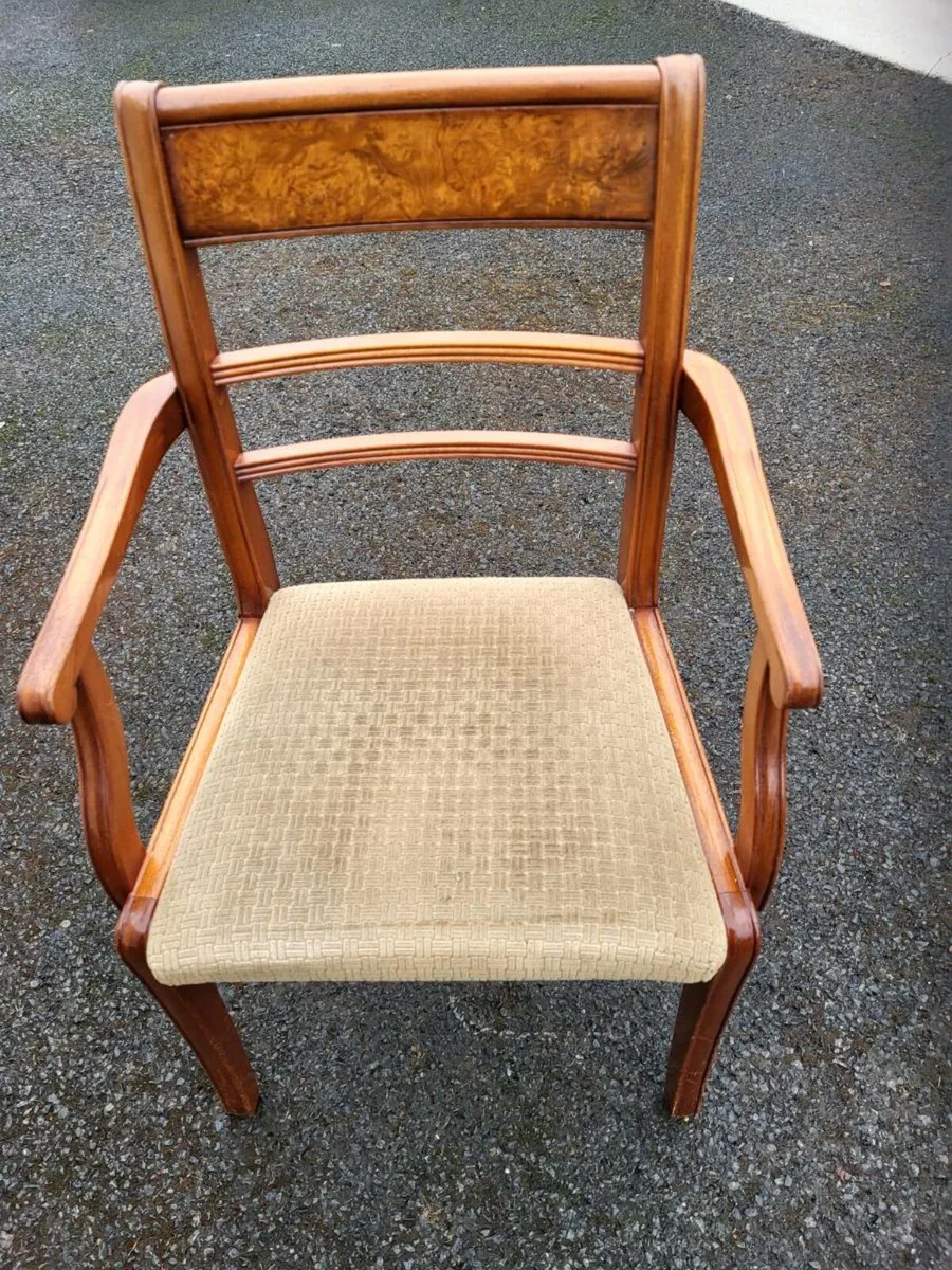 Beautiful walnut Dining table and six chairs - Image 3