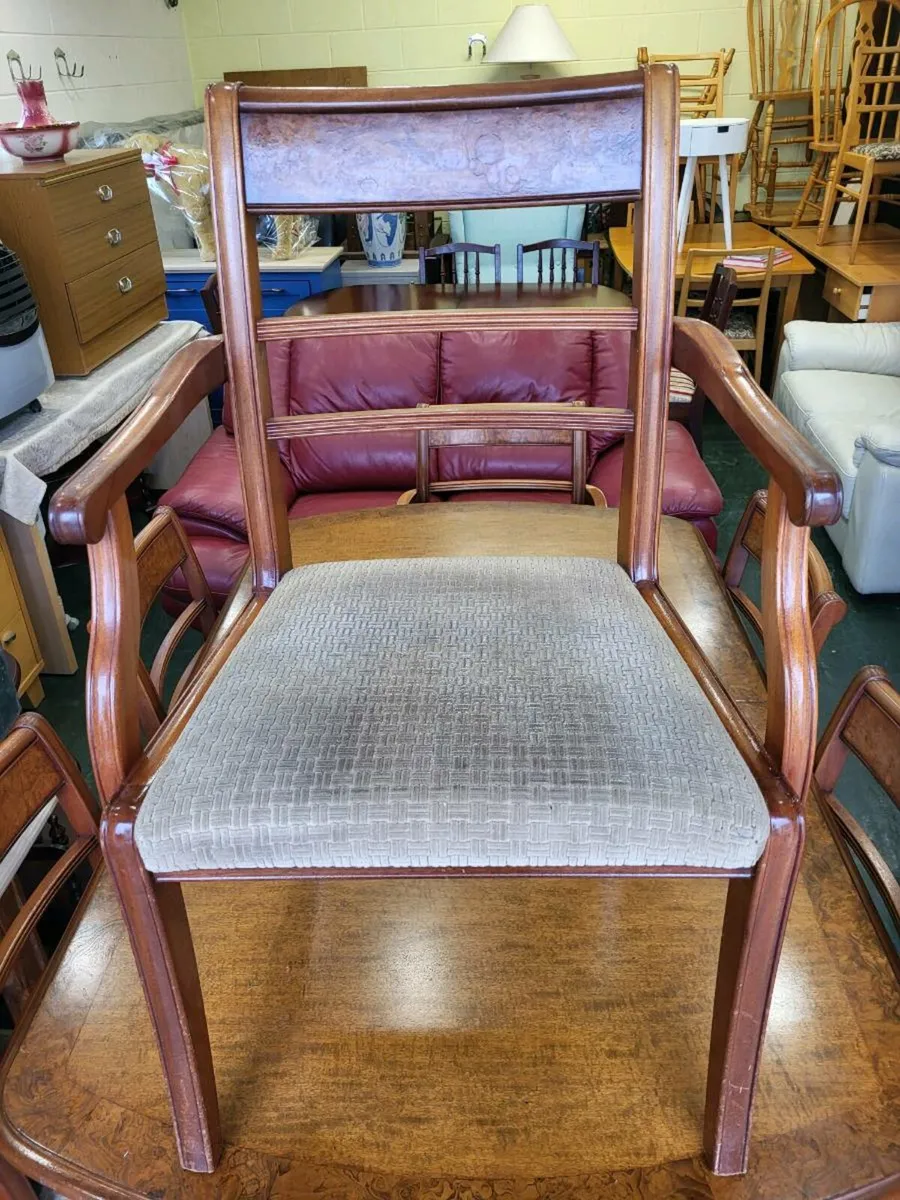 Beautiful walnut Dining table and six chairs - Image 4