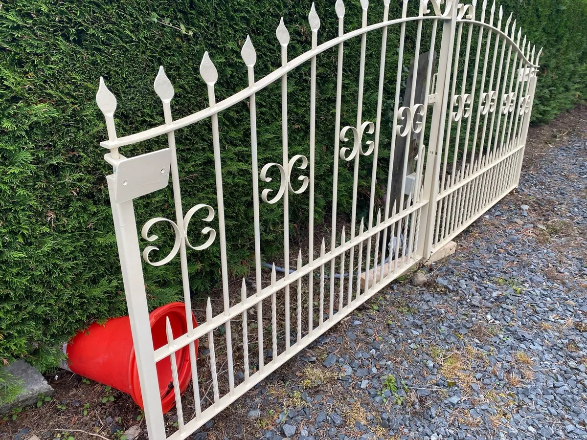 12’ entrance gates - Image 1