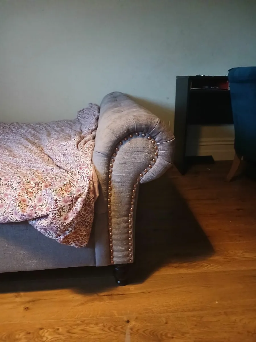 King size bed - Image 1