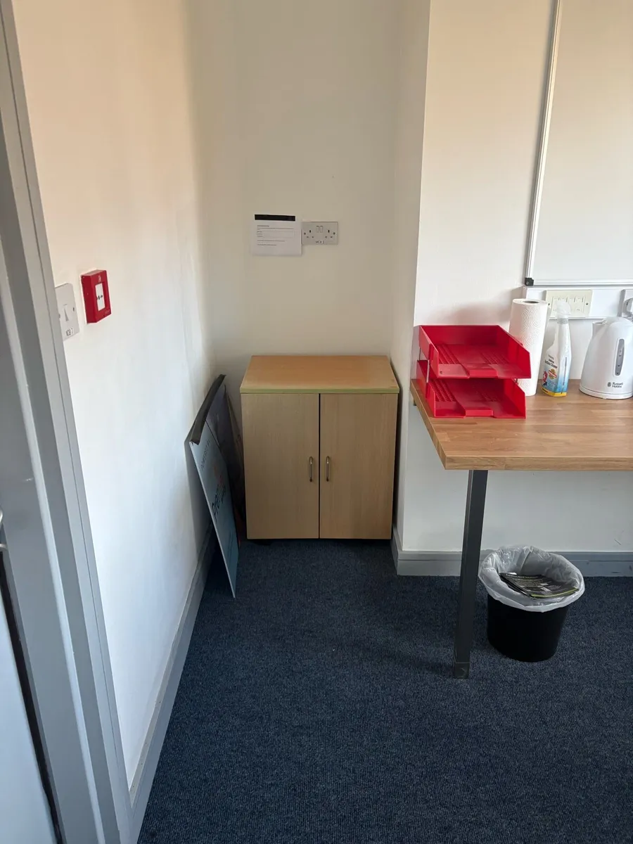 Meeting desk/ chairs - Image 2