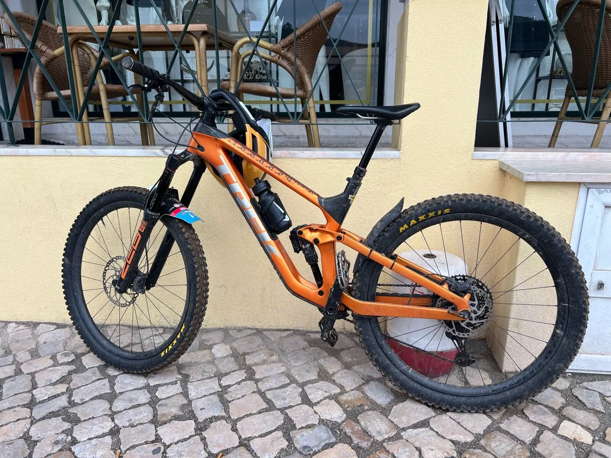 Trek Slash 9.8XT Gen 5 - Image 2