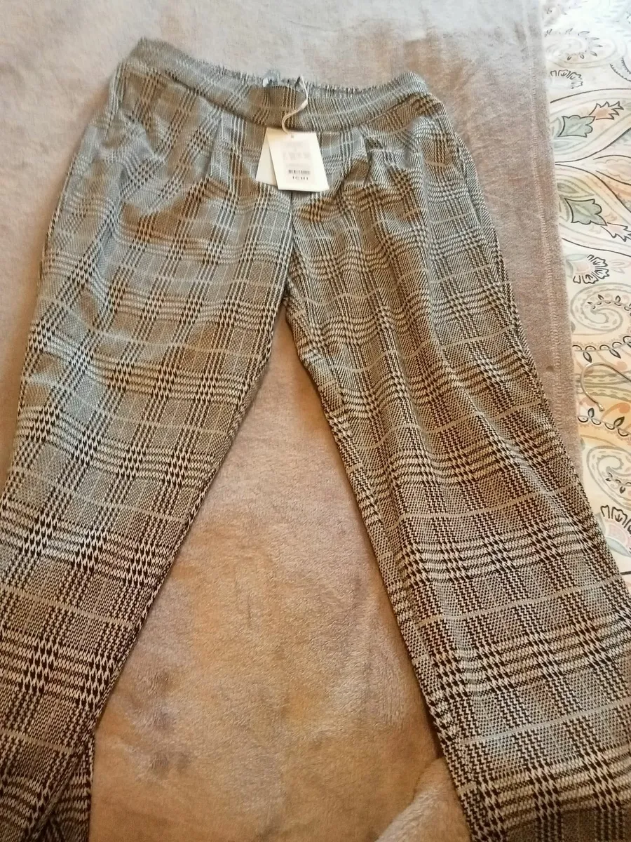 Trousers  and red jumper with white frill top unde - Image 4