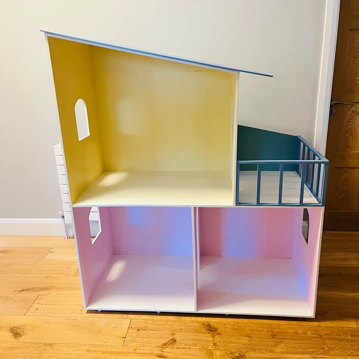 Large handmade dollhouse - Image 1