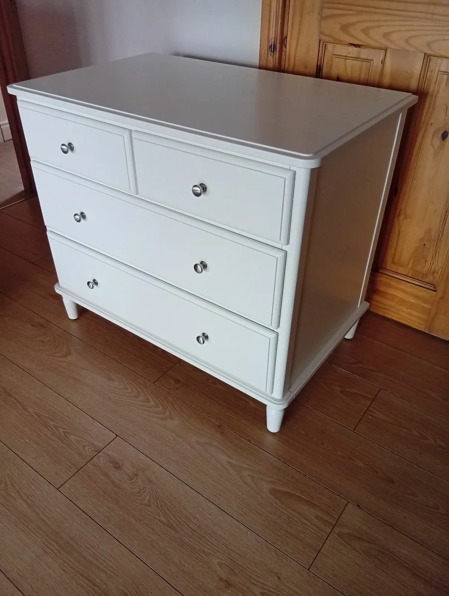 Quality Roomy White chest of drawers 6months - Image 1