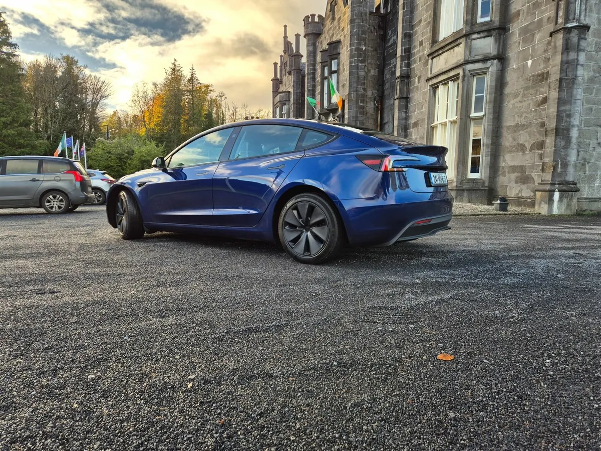 Tesla Model 3  Highland 2024 - Image 4